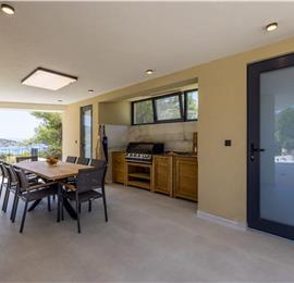 4 bedroom villa with heated pool and sea view in Vinišće, sleeps 8